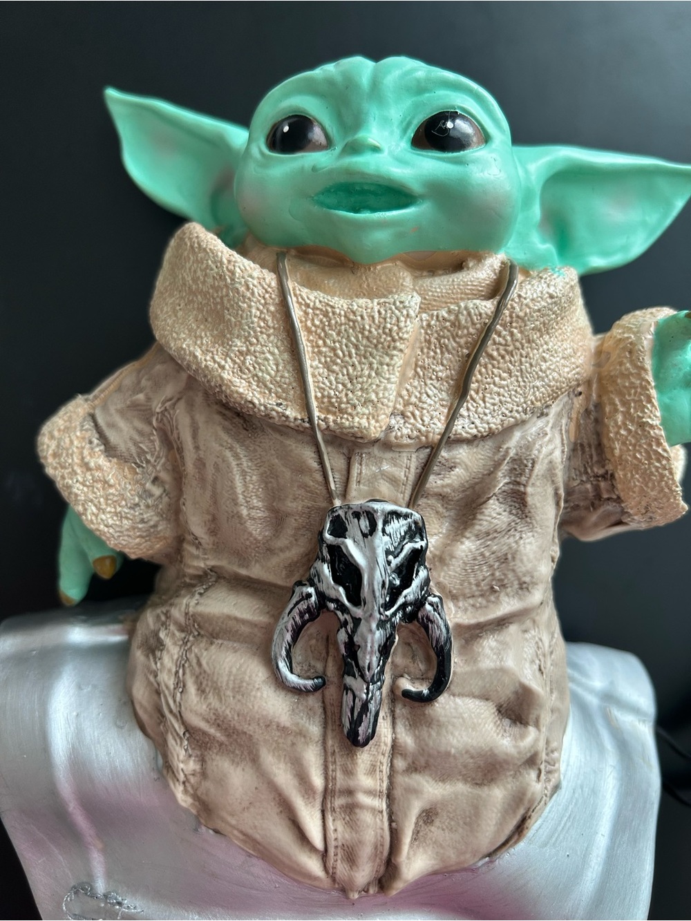 Star Wars Grogu Shoulder Sitter features a molded vinyl figure wearing